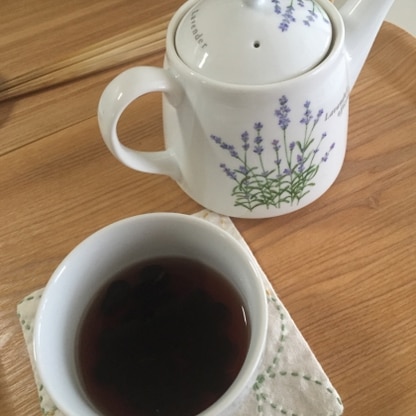 炒り黒豆、ペットボトルに入れてポリポリしてます(^-^)
今朝は黒豆茶にしてみました！
しんなりしたのもまたおいしいですね〜